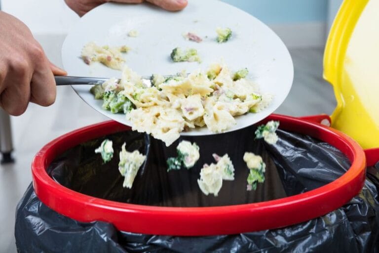 How to avoid food wastage in a restaurant?